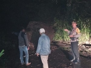 Jalan Antarkecamatan di Tana Toraja Tertimbun Longsoran Batu, Lalin Lumpuh