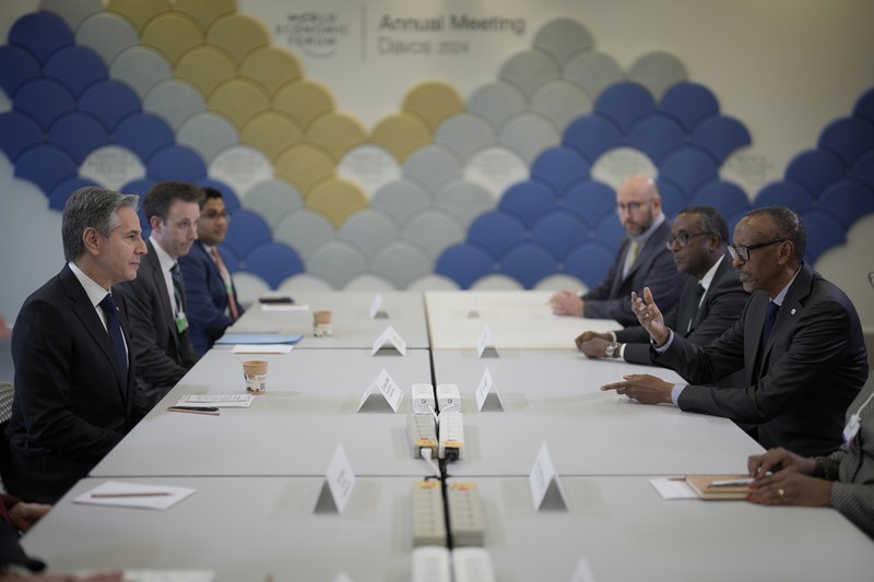 Presiden Ukraina Volodymyr Zelenskiy berbicara pada pertemuan tahunan ke-54 Forum Ekonomi Dunia di Davos, Swiss, 16 Januari 2024. (REUTERS/Denis Balibouse)