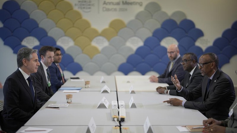 Presiden Ukraina Volodymyr Zelenskiy berbicara pada pertemuan tahunan ke-54 Forum Ekonomi Dunia di Davos, Swiss, 16 Januari 2024. (REUTERS/Denis Balibouse)