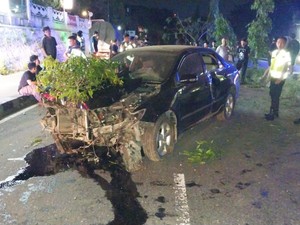 Sedan Oleng hingga Tabrak Pohon di Ring Road Utara Sleman