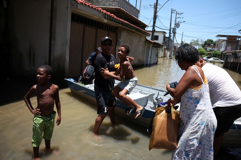 Pemandangan udara jalanan yang terendam banjir setelah hujan lebat di Duque de Caxias, negara bagian Rio de Janeiro, Brasil 15 Januari 2024. Pemandangan udara jalanan yang terendam banjir setelah hujan lebat di Duque de Caxias, negara bagian Rio de Janeiro, Brasil 15 Januari 2024. (REUTERS/Pilar Olivares)