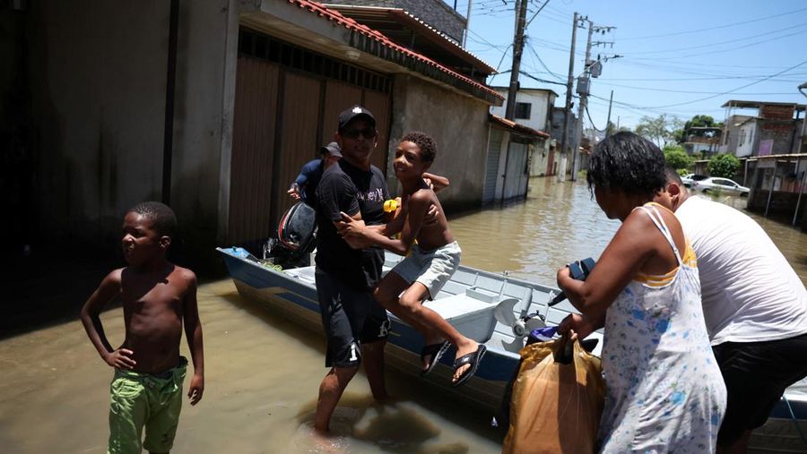Pemandangan udara jalanan yang terendam banjir setelah hujan lebat di Duque de Caxias, negara bagian Rio de Janeiro, Brasil 15 Januari 2024. (REUTERS/Pilar Olivares)