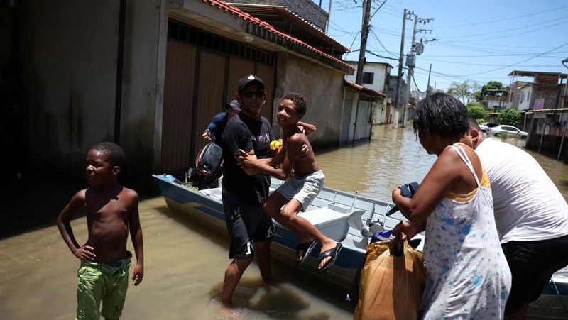 Pemandangan udara jalanan yang terendam banjir setelah hujan lebat di Duque de Caxias, negara bagian Rio de Janeiro, Brasil 15 Januari 2024. (REUTERS/Pilar Olivares)