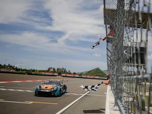 Pebalap Citadel Naik Podium Juara Seri Kedua Porsche Sprint Challenge