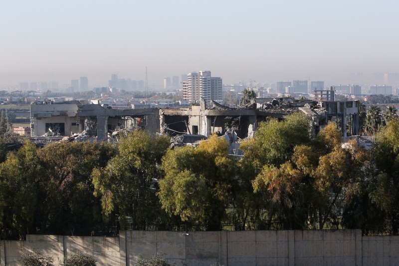 Pemandangan bangunan yang rusak akibat serangan rudal, di Erbil, Irak, 16 Januari 2024. (REUTERS/Azad Lashkari)