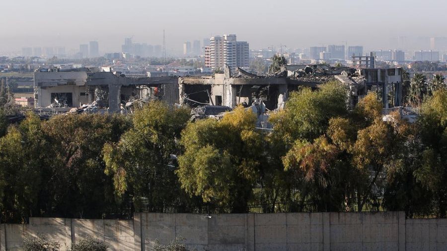 Pemandangan bangunan yang rusak akibat serangan rudal, di Erbil, Irak, 16 Januari 2024. (REUTERS/Azad Lashkari)