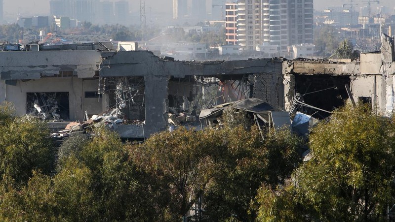 Pemandangan bangunan yang rusak akibat serangan rudal, di Erbil, Irak, 16 Januari 2024. (REUTERS/Azad Lashkari)