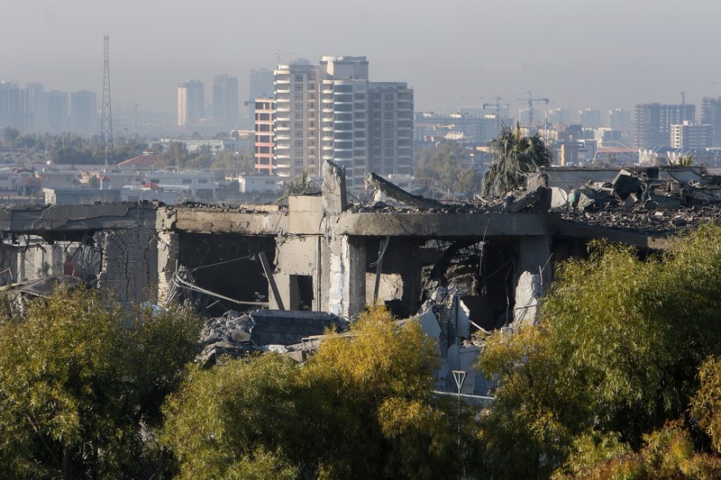Pemandangan bangunan yang rusak akibat serangan rudal, di Erbil, Irak, 16 Januari 2024. (REUTERS/Azad Lashkari)