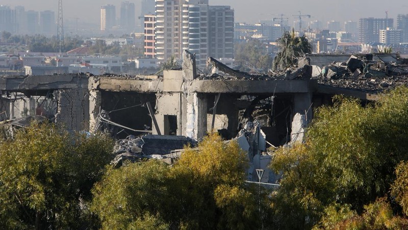 Pemandangan bangunan yang rusak akibat serangan rudal, di Erbil, Irak, 16 Januari 2024. (REUTERS/Azad Lashkari)