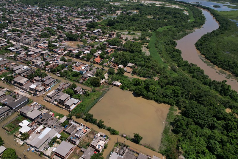 Pemandangan udara jalanan yang terendam banjir setelah hujan lebat di Duque de Caxias, negara bagian Rio de Janeiro, Brasil 15 Januari 2024. Pemandangan udara jalanan yang terendam banjir setelah hujan lebat di Duque de Caxias, negara bagian Rio de Janeiro, Brasil 15 Januari 2024. (REUTERS/Pilar Olivares)