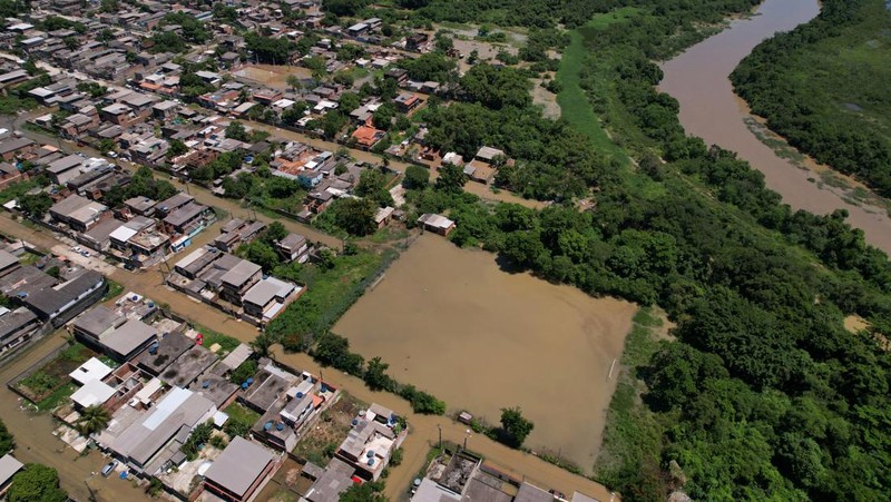 Pemandangan udara jalanan yang terendam banjir setelah hujan lebat di Duque de Caxias, negara bagian Rio de Janeiro, Brasil 15 Januari 2024. (REUTERS/Pilar Olivares)