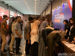 Antusias Peserta di Medan Datang Lebih Cepat Saksikan #Demi Indonesia Cerdas Memilih