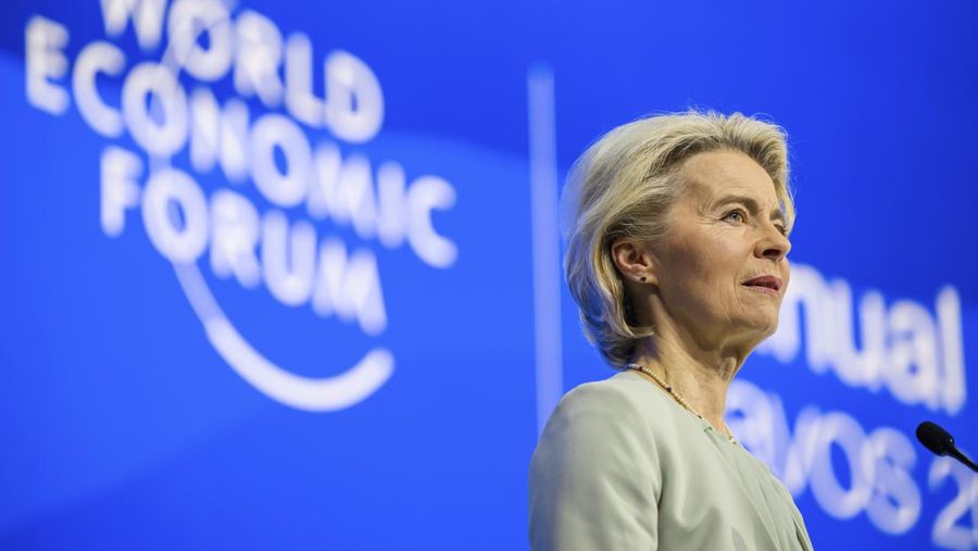 Presiden Komisi Eropa Ursula von der Leyen, berbicara pada sidang pleno di Aula Kongres pada pertemuan tahunan ke-54 Forum Ekonomi Dunia, WEF, di Davos, Swiss, Selasa, 16 Januari 2024. (Gian Ehrenzeller/Keystone via AP)