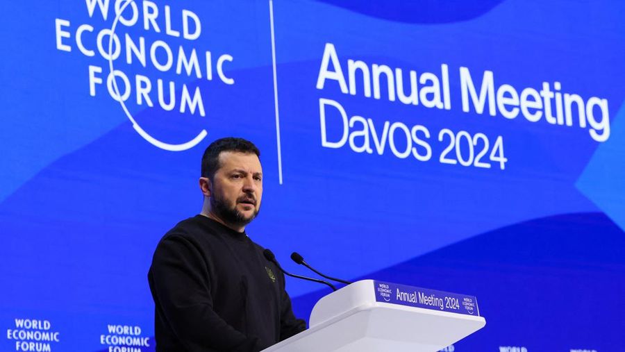 Presiden Ukraina Volodymyr Zelenskiy berbicara pada pertemuan tahunan ke-54 Forum Ekonomi Dunia di Davos, Swiss, 16 Januari 2024. (REUTERS/Denis Balibouse)