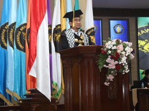 Rektor UB Lantik Wisudawan dengan Mengenakan Syal Berlambang Palestina