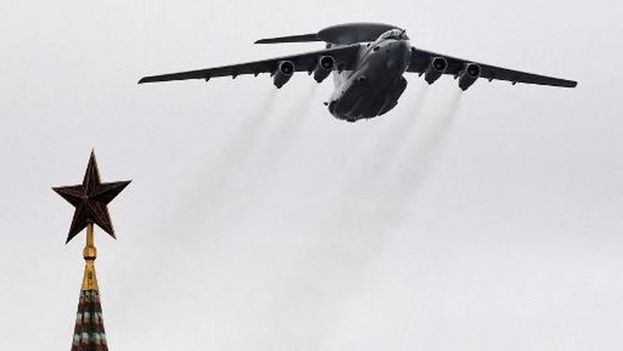 A Beriev A-50 early warning and control aircraft flies over the Kremlin and Red Square in downtown Moscow to mark the 75th anniversary of the victory over Nazi Germany in World War Two, May 9, 2020. (Photo by Yuri KADOBNOV / AFP)