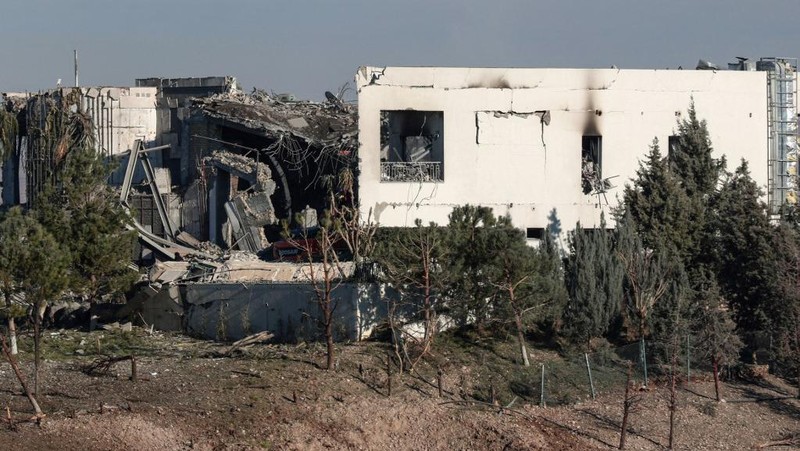 Pemandangan bangunan yang rusak akibat serangan rudal, di Erbil, Irak, 16 Januari 2024. (REUTERS/Azad Lashkari)
