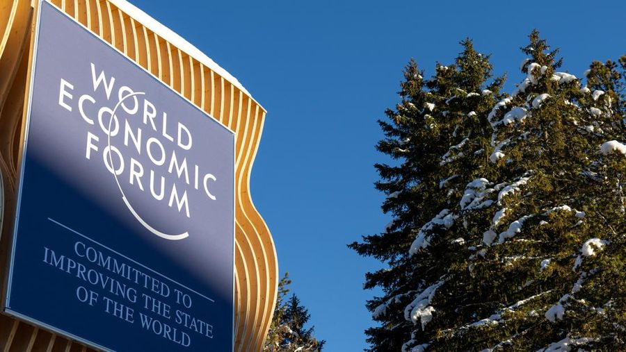 Sebuah logo terlihat di Pusat Kongres menjelang pertemuan tahunan Forum Ekonomi Dunia (WEF) di Davos, Swiss, 13 Januari 2024. (REUTERS/Denis Balibouse)