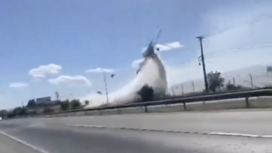 Sebuah video memperlihatkan sebuah pesawat kecil meledak saat jatuh di jalan raya Talca, Chili pada Senin (15/1/2024). (Tangkapan Layar X @Top_Disaster)