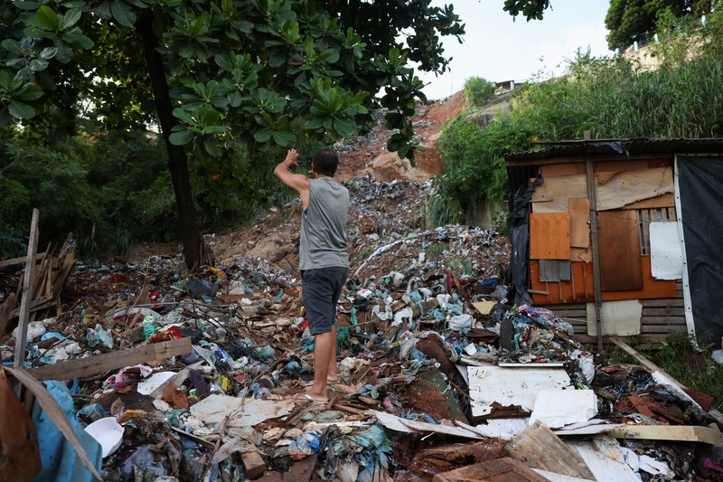Pemandangan udara jalanan yang terendam banjir setelah hujan lebat di Duque de Caxias, negara bagian Rio de Janeiro, Brasil 15 Januari 2024. Pemandangan udara jalanan yang terendam banjir setelah hujan lebat di Duque de Caxias, negara bagian Rio de Janeiro, Brasil 15 Januari 2024. (REUTERS/Pilar Olivares)