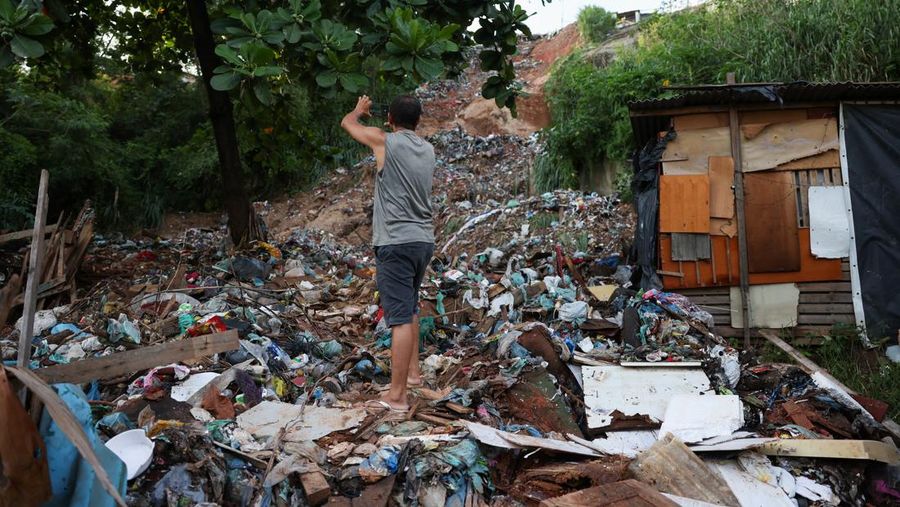 Pemandangan udara jalanan yang terendam banjir setelah hujan lebat di Duque de Caxias, negara bagian Rio de Janeiro, Brasil 15 Januari 2024. (REUTERS/Pilar Olivares)