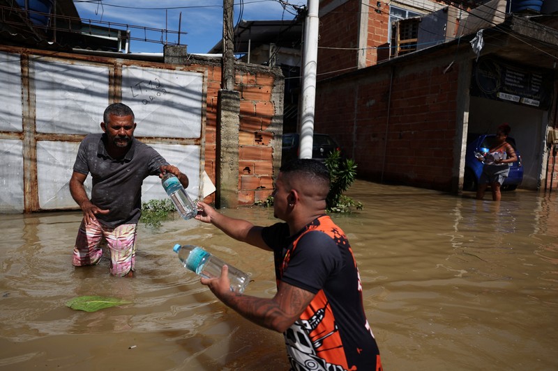Pemandangan udara jalanan yang terendam banjir setelah hujan lebat di Duque de Caxias, negara bagian Rio de Janeiro, Brasil 15 Januari 2024. Pemandangan udara jalanan yang terendam banjir setelah hujan lebat di Duque de Caxias, negara bagian Rio de Janeiro, Brasil 15 Januari 2024. (REUTERS/Pilar Olivares)