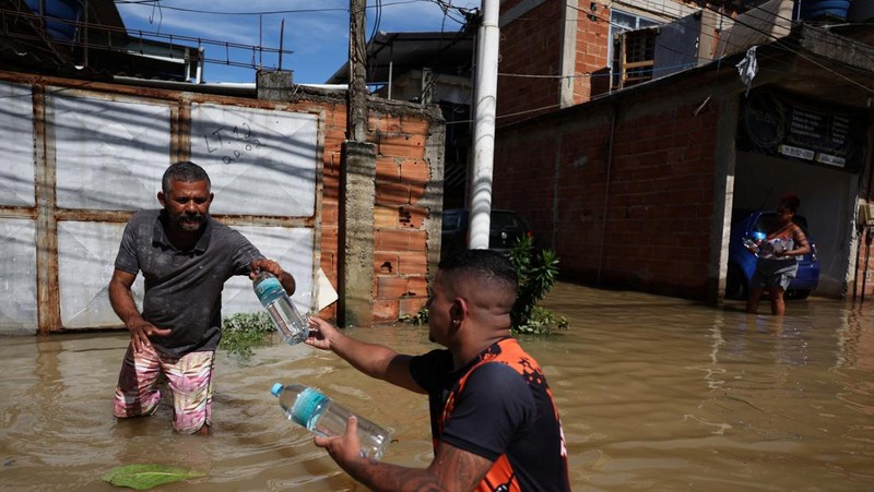 Pemandangan udara jalanan yang terendam banjir setelah hujan lebat di Duque de Caxias, negara bagian Rio de Janeiro, Brasil 15 Januari 2024. (REUTERS/Pilar Olivares)
