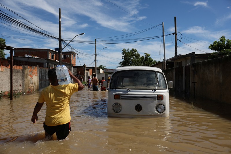 Pemandangan udara jalanan yang terendam banjir setelah hujan lebat di Duque de Caxias, negara bagian Rio de Janeiro, Brasil 15 Januari 2024. Pemandangan udara jalanan yang terendam banjir setelah hujan lebat di Duque de Caxias, negara bagian Rio de Janeiro, Brasil 15 Januari 2024. (REUTERS/Pilar Olivares)