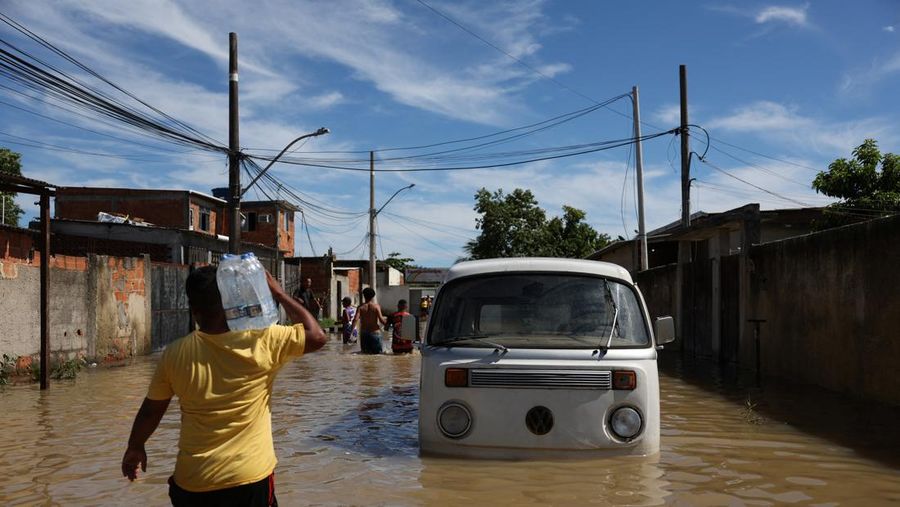 Pemandangan udara jalanan yang terendam banjir setelah hujan lebat di Duque de Caxias, negara bagian Rio de Janeiro, Brasil 15 Januari 2024. (REUTERS/Pilar Olivares)