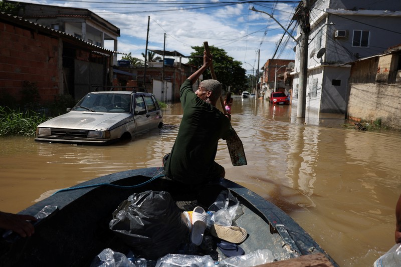 Pemandangan udara jalanan yang terendam banjir setelah hujan lebat di Duque de Caxias, negara bagian Rio de Janeiro, Brasil 15 Januari 2024. Pemandangan udara jalanan yang terendam banjir setelah hujan lebat di Duque de Caxias, negara bagian Rio de Janeiro, Brasil 15 Januari 2024. (REUTERS/Pilar Olivares)