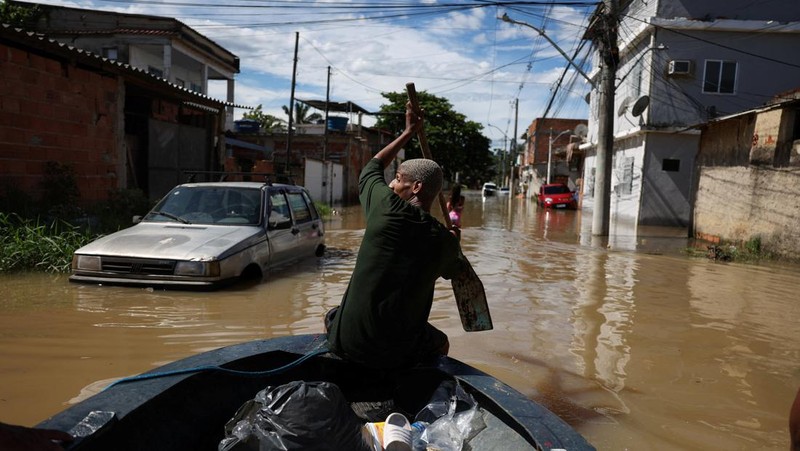 Pemandangan udara jalanan yang terendam banjir setelah hujan lebat di Duque de Caxias, negara bagian Rio de Janeiro, Brasil 15 Januari 2024. (REUTERS/Pilar Olivares)