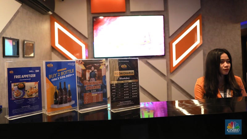 Suasana tempat hiburan karaoke Inul Vizta di Kawasan Lebak Bulus, Jakarta, Selasa, (16/1/2024). Suasana tempat hiburan karaoke Inul Vizta di Kawasan Lebak Bulus, Jakarta, Selasa, (16/1/2024). (CNBC Indonesia/Muhammad Sabki)