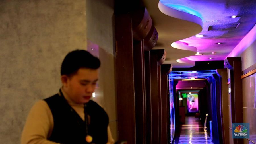 Suasana tempat hiburan karaoke Inul Vizta di Kawasan Lebak Bulus, Jakarta, Selasa, (16/1/2024). (CNBC Indonesia/Muhammad Sabki)
