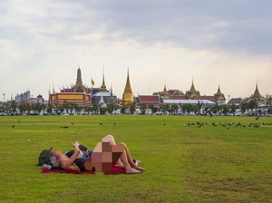 Heboh! Turis Berbikini Berjemur di Kuil Suci Thailand