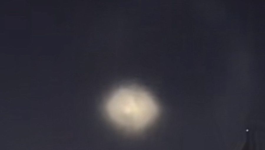 Sebuah video memperlihatkan sebuah cahaya berjalan diatas langit Bejing. (X @Sino_Market)