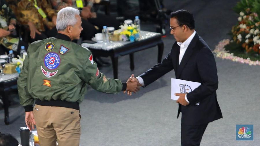 Calon Presiden nomor urut satu Anies Baswedan bersalaman dengan Calon Presiden nomor urut tiga Ganjar Pranowo dalam Penguatan Antikorupsi bagi calon Presiden dan Calon Wakil Presiden periode 2024 pada Rabu, (17/1/2024). (վ/Muhammad Sabki)