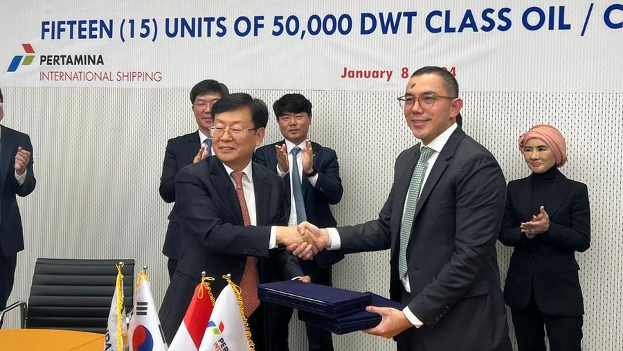 Direktur Pertamina Pertamina Internasional Shipping, Yoki Firnandi menandatangani pembelian 15 Kapal Tanker baru di Korea Selatan. (Dok. Pertamina)