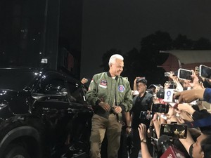 Pakai Jaket Bomber Top Gan, Ganjar-Mahfud Hadiri Adu Gagasan di KPK
