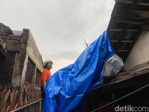 Hujan Disertai Angin Kencang Ambrukkan Atap Rumah di Surabaya