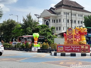 Ornamen Imlek Sudah Mulai Hiasi Solo, Ada Naga-Ikan Koi