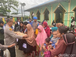Polrestabes Makassar Salurkan Bantuan ke Warga Terdampak Banjir di Manggala