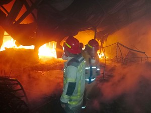 PT Atakira Sukoharjo Terbakar, 3 Mobil dan 1 Truk Ludes