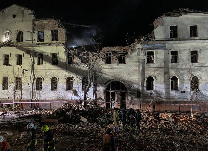 Kerusakan pada bangunan akibat serangan rudal Rusia di pusat kota Kharkiv, Ukraina, Selasa (16/1/2024). (REUTERS/Vitalii Hnidyi)