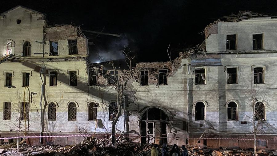 Kerusakan pada bangunan akibat serangan rudal Rusia di pusat kota Kharkiv, Ukraina, Selasa (16/1/2024). (REUTERS/Vitalii Hnidyi)