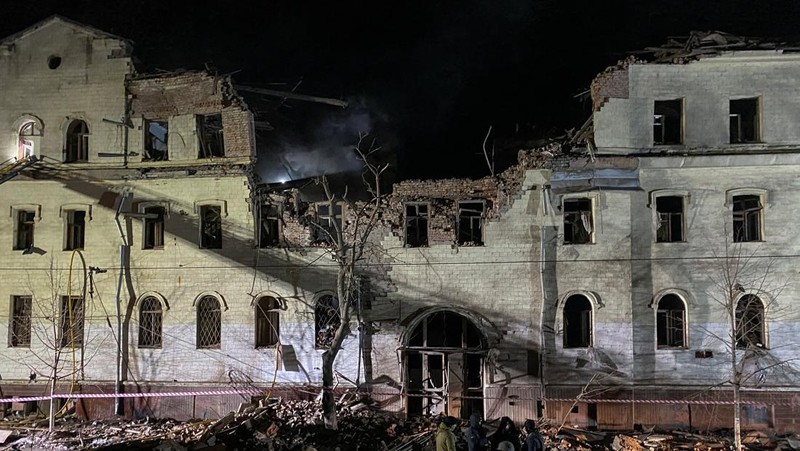 Kerusakan pada bangunan akibat serangan rudal Rusia di pusat kota Kharkiv, Ukraina, Selasa (16/1/2024). (REUTERS/Vitalii Hnidyi)