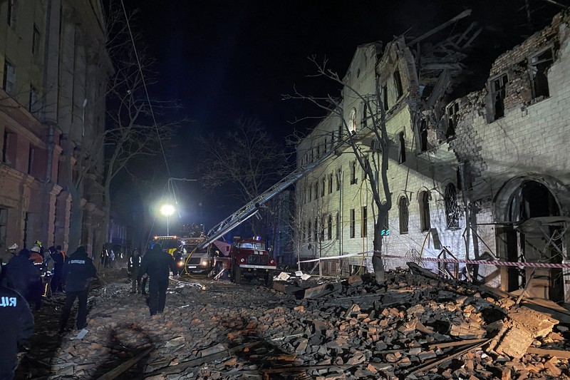 Kerusakan pada bangunan akibat serangan rudal Rusia di pusat kota Kharkiv, Ukraina, Selasa (16/1/2024). (REUTERS/Vitalii Hnidyi)