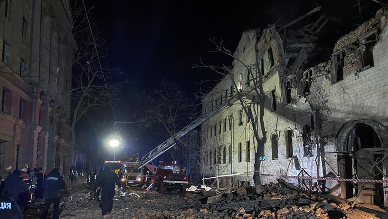 Kerusakan pada bangunan akibat serangan rudal Rusia di pusat kota Kharkiv, Ukraina, Selasa (16/1/2024). (REUTERS/Vitalii Hnidyi)