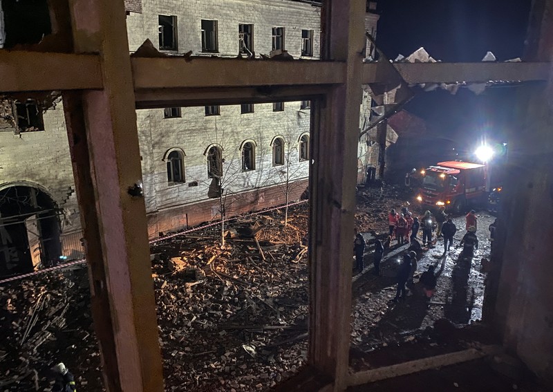 Kerusakan pada bangunan akibat serangan rudal Rusia di pusat kota Kharkiv, Ukraina, Selasa (16/1/2024). (REUTERS/Vitalii Hnidyi)