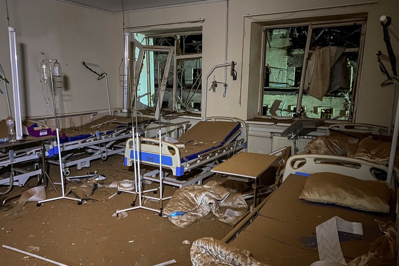 Kerusakan pada bangunan akibat serangan rudal Rusia di pusat kota Kharkiv, Ukraina, Selasa (16/1/2024). (REUTERS/Vitalii Hnidyi)