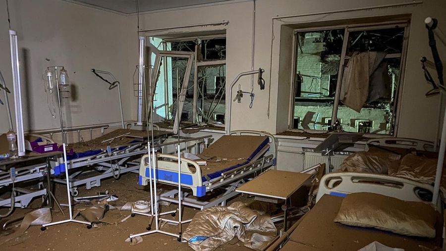 Kerusakan pada bangunan akibat serangan rudal Rusia di pusat kota Kharkiv, Ukraina, Selasa (16/1/2024). (REUTERS/Vitalii Hnidyi)